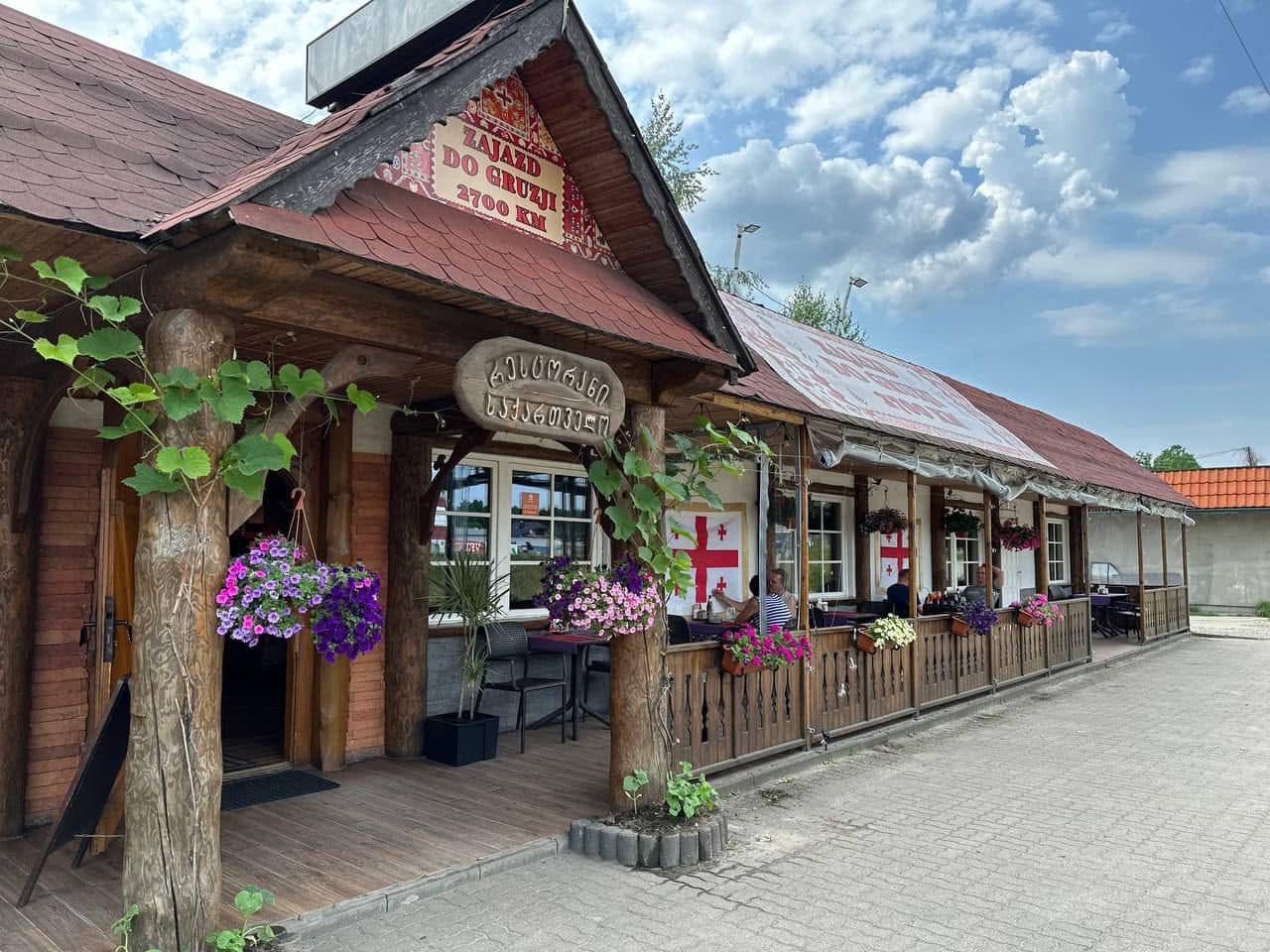 Zewnętrzna część restauracji i ogródek