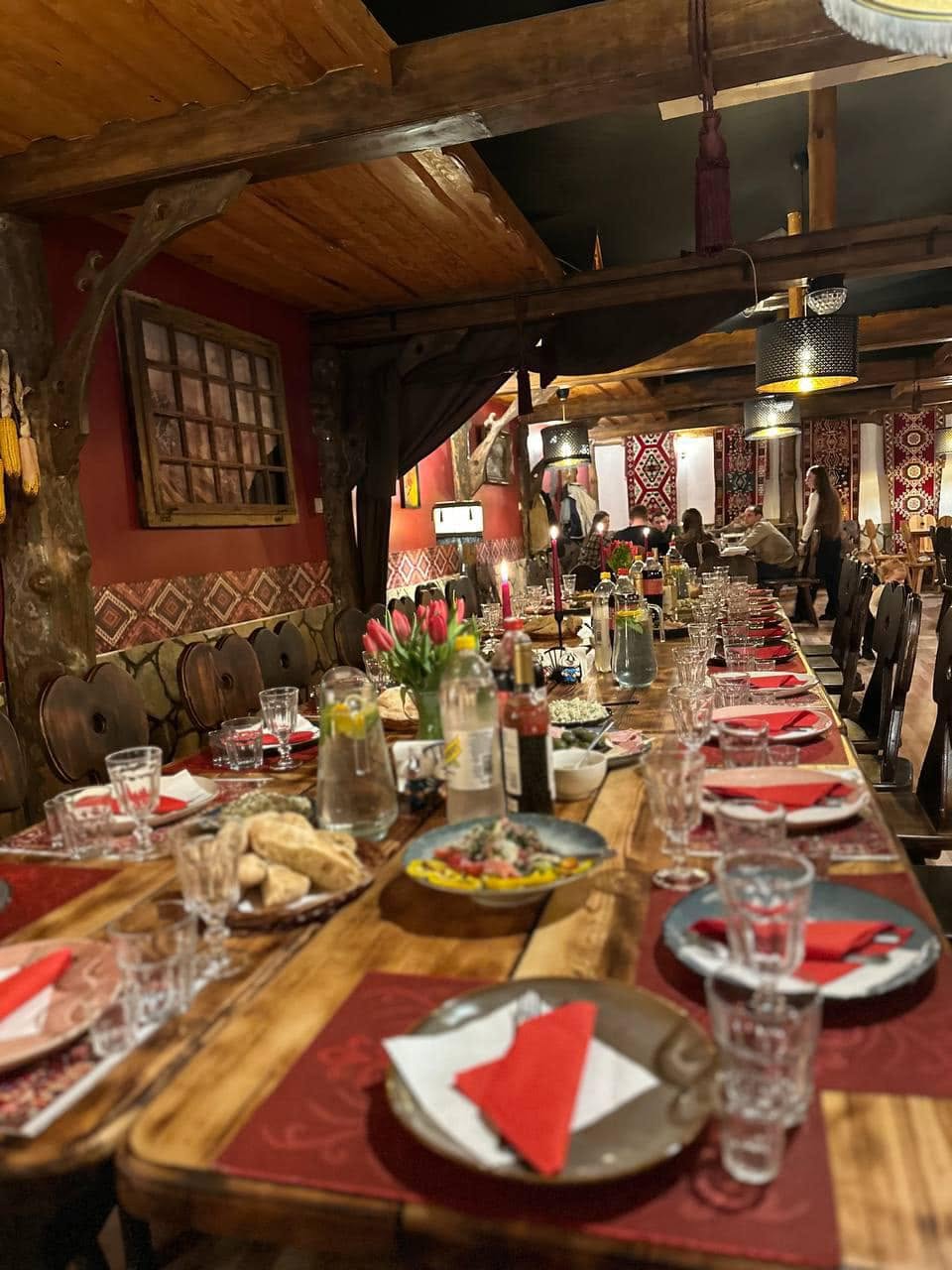 Wnętrze restauracji przygotowane na przyjęcie